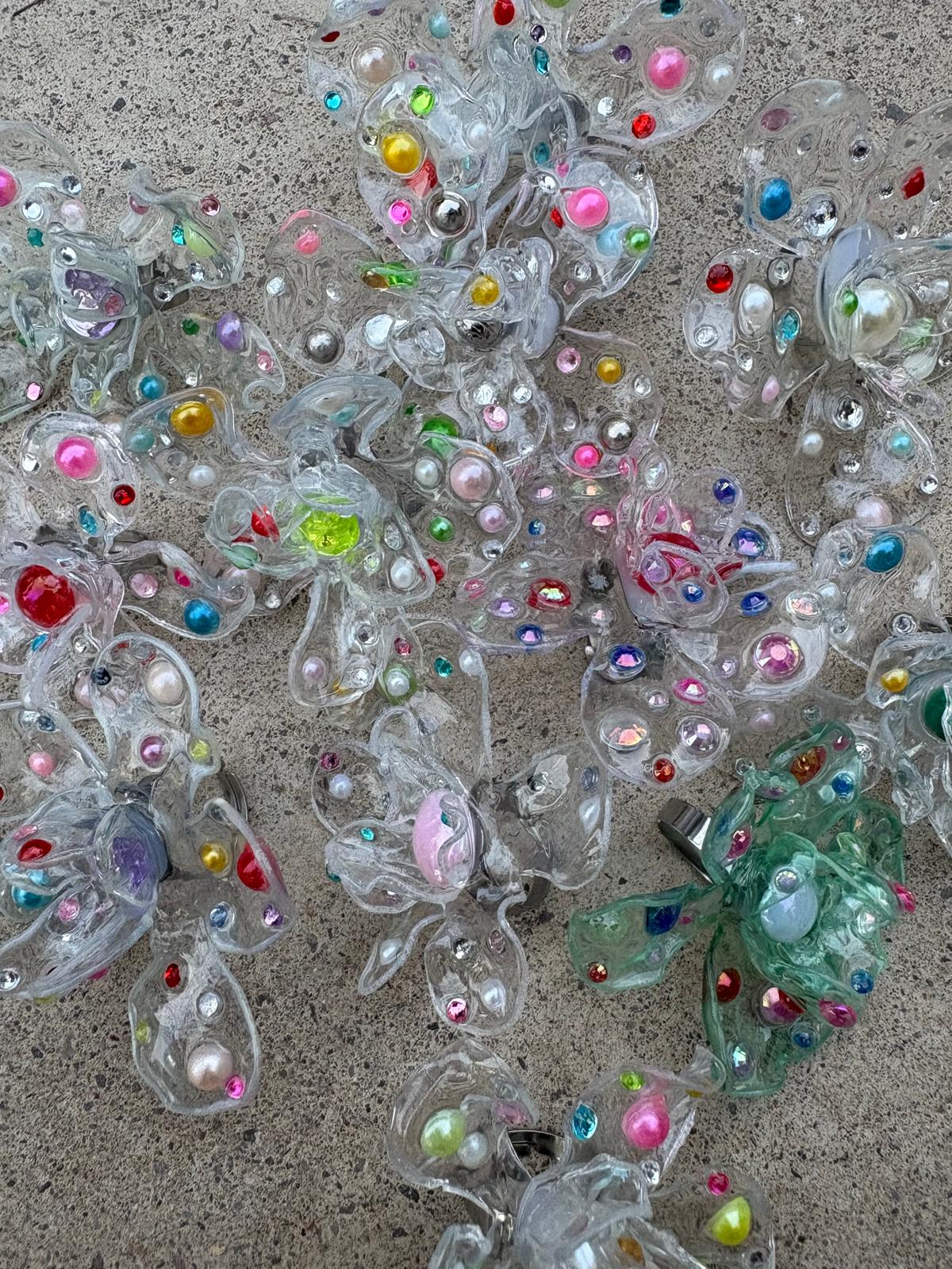 Coleccion anillos llamativos hechos a mano con plastico reciclado