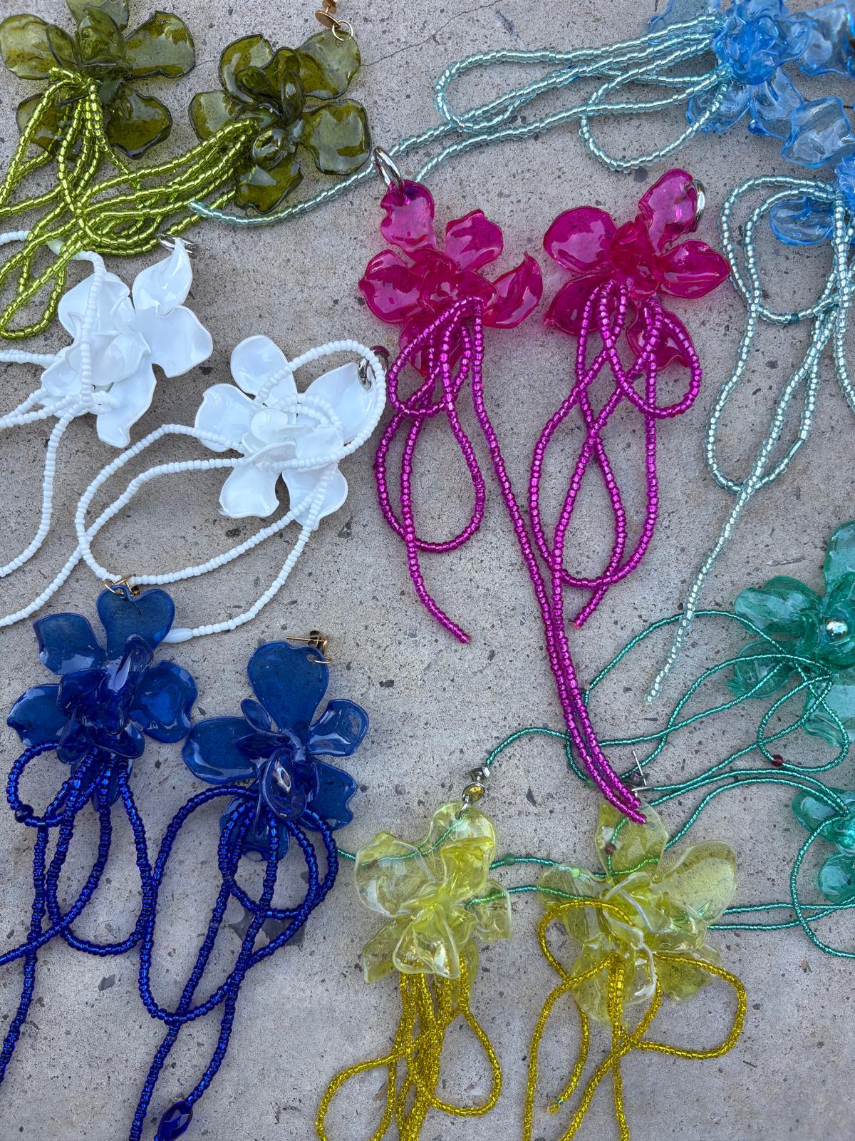 Pendientes flor largos hechos de plástico reciclado