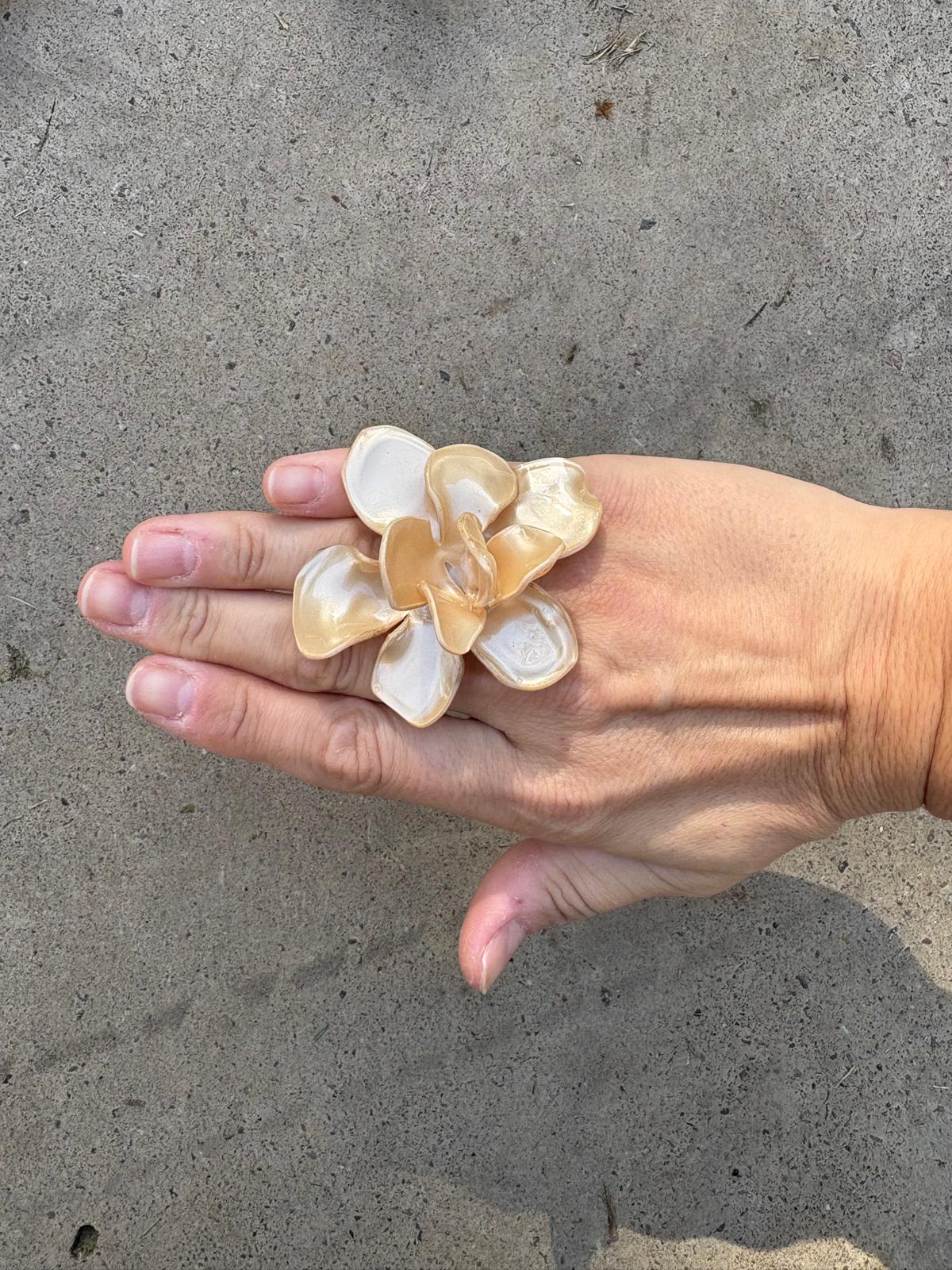 Anillo Magnolia nacar Beige