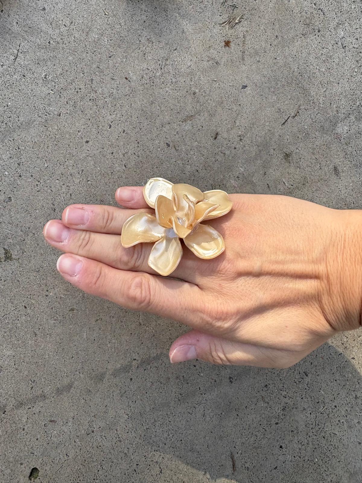 Anillo Magnolia nacar Beige
