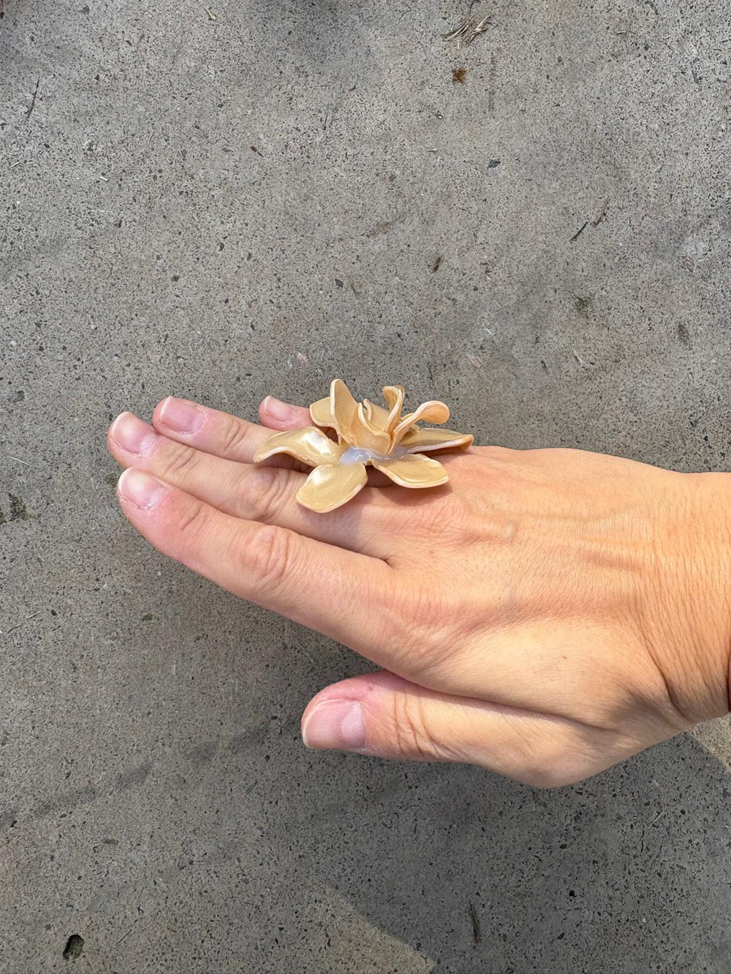 Anillo Magnolia nacar Beige