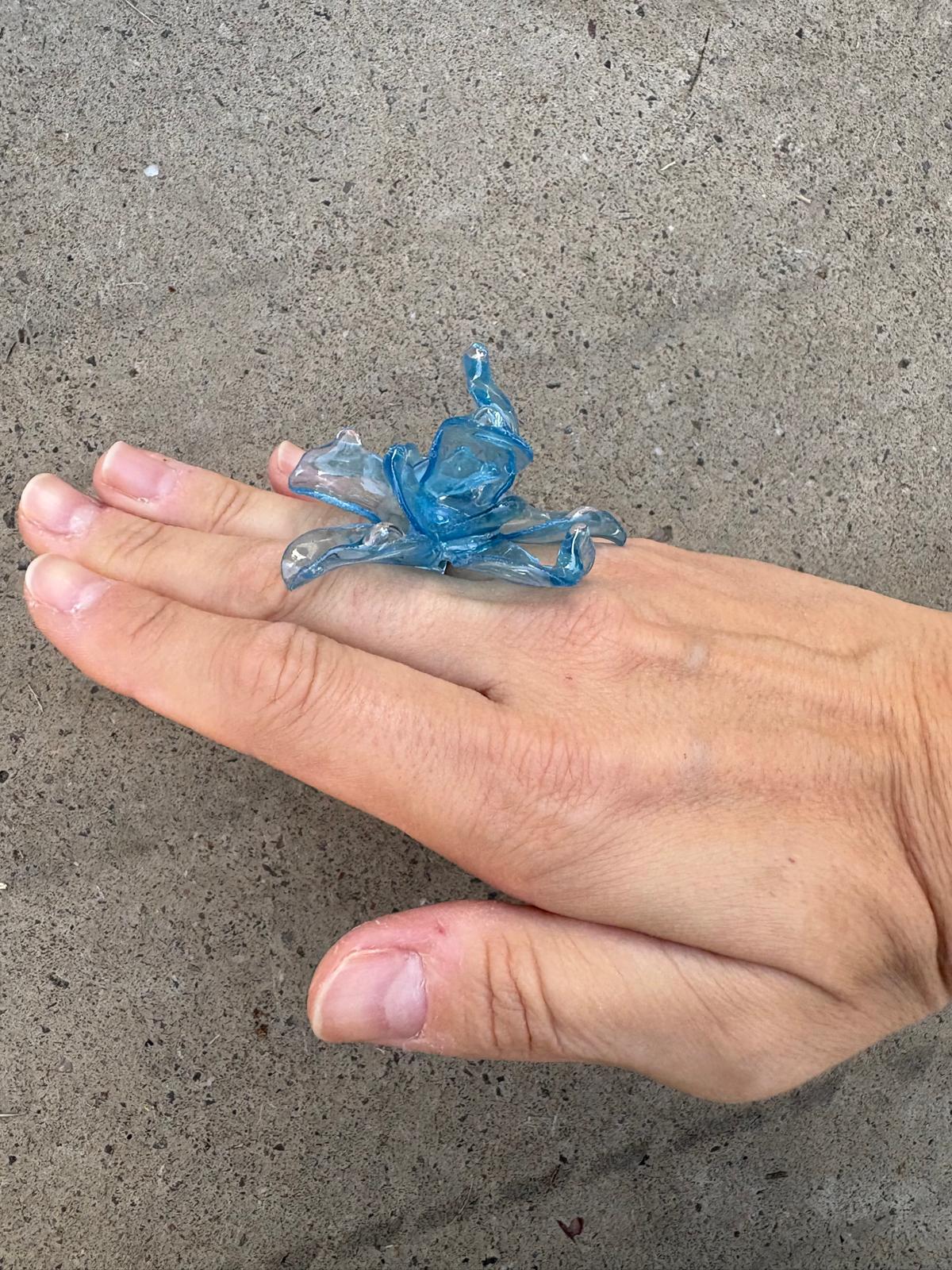 Anillo flor azul