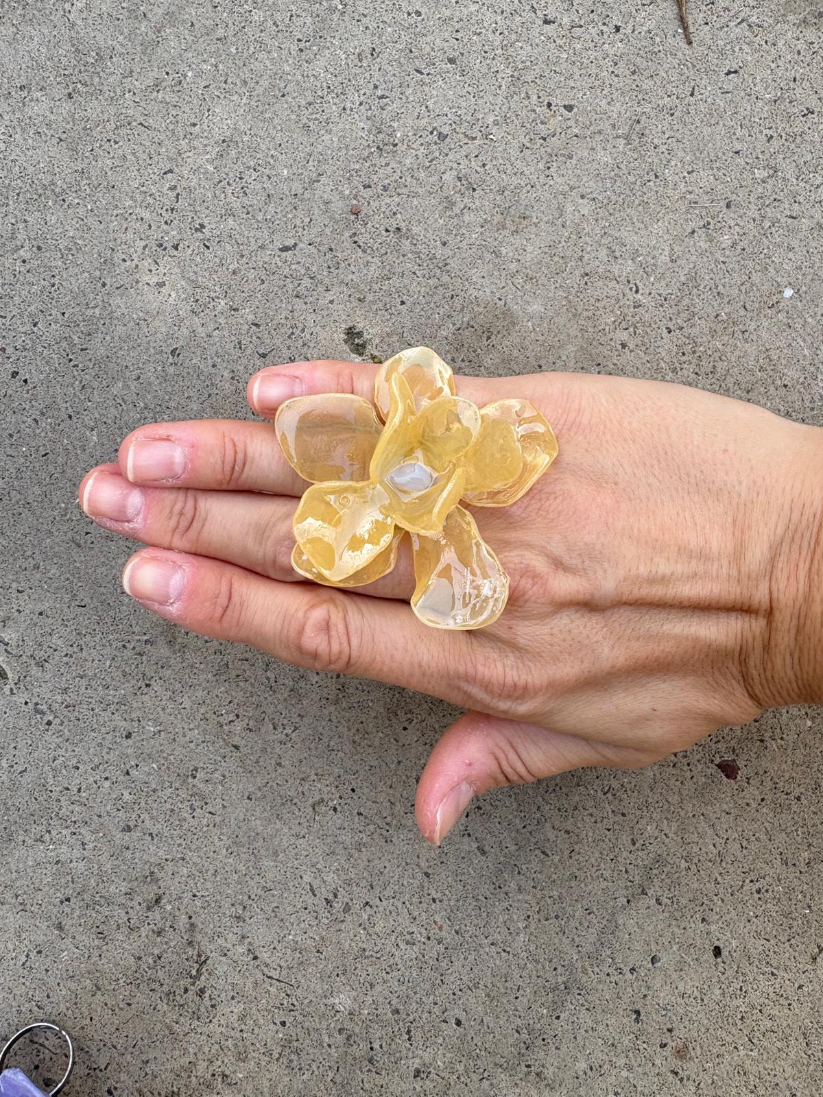 Anillo flor beige