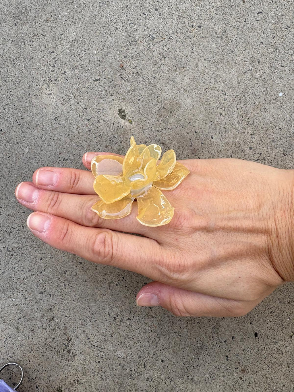 Anillo flor beige