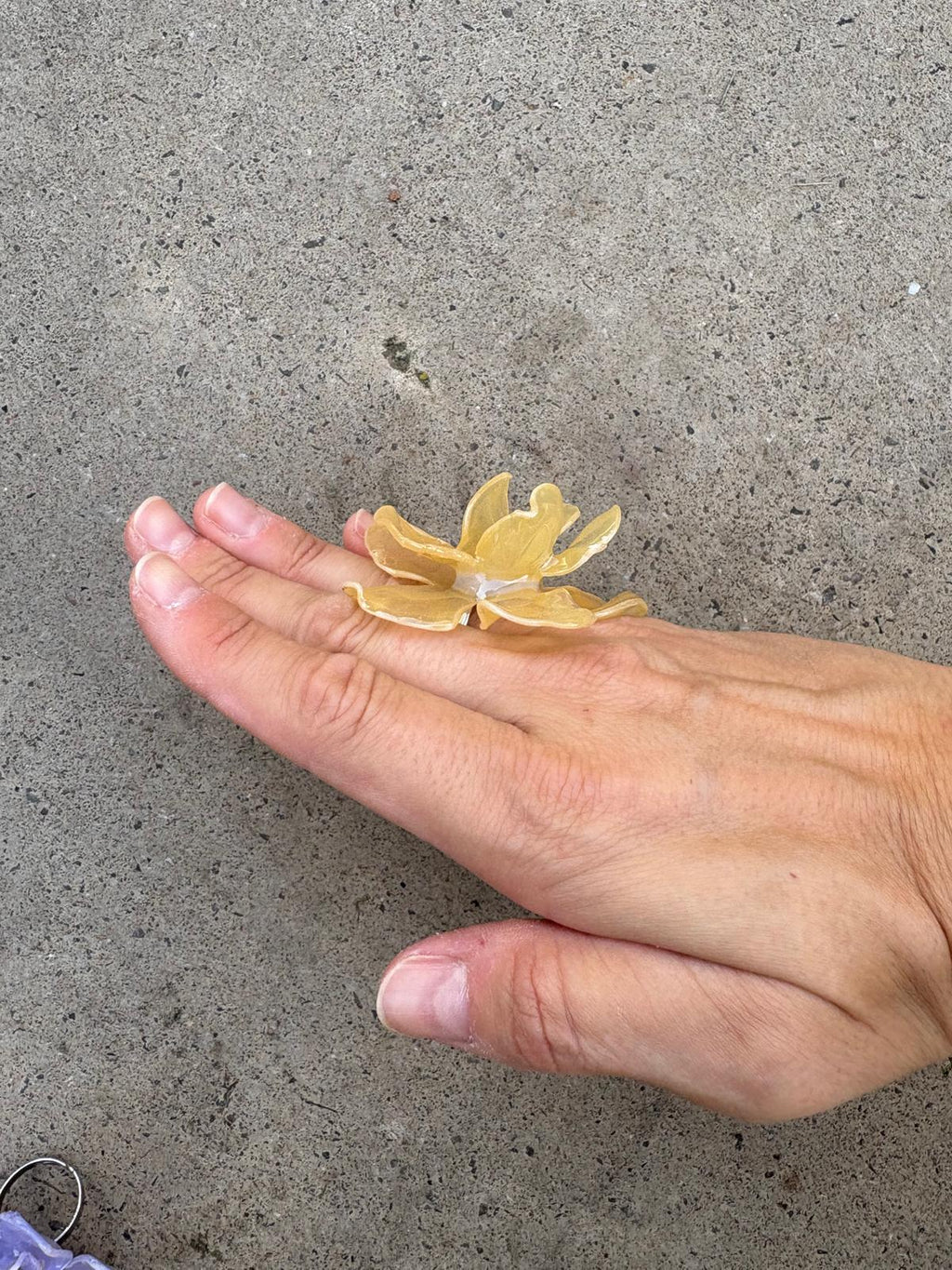 Anillo flor beige