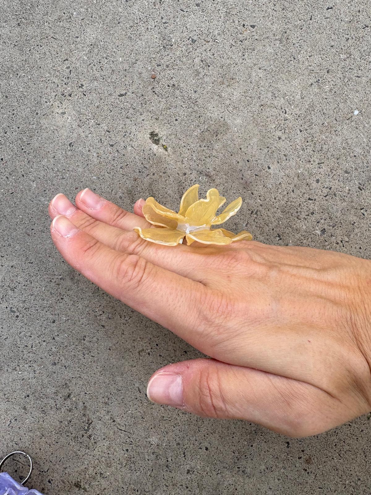 Anillo flor beige