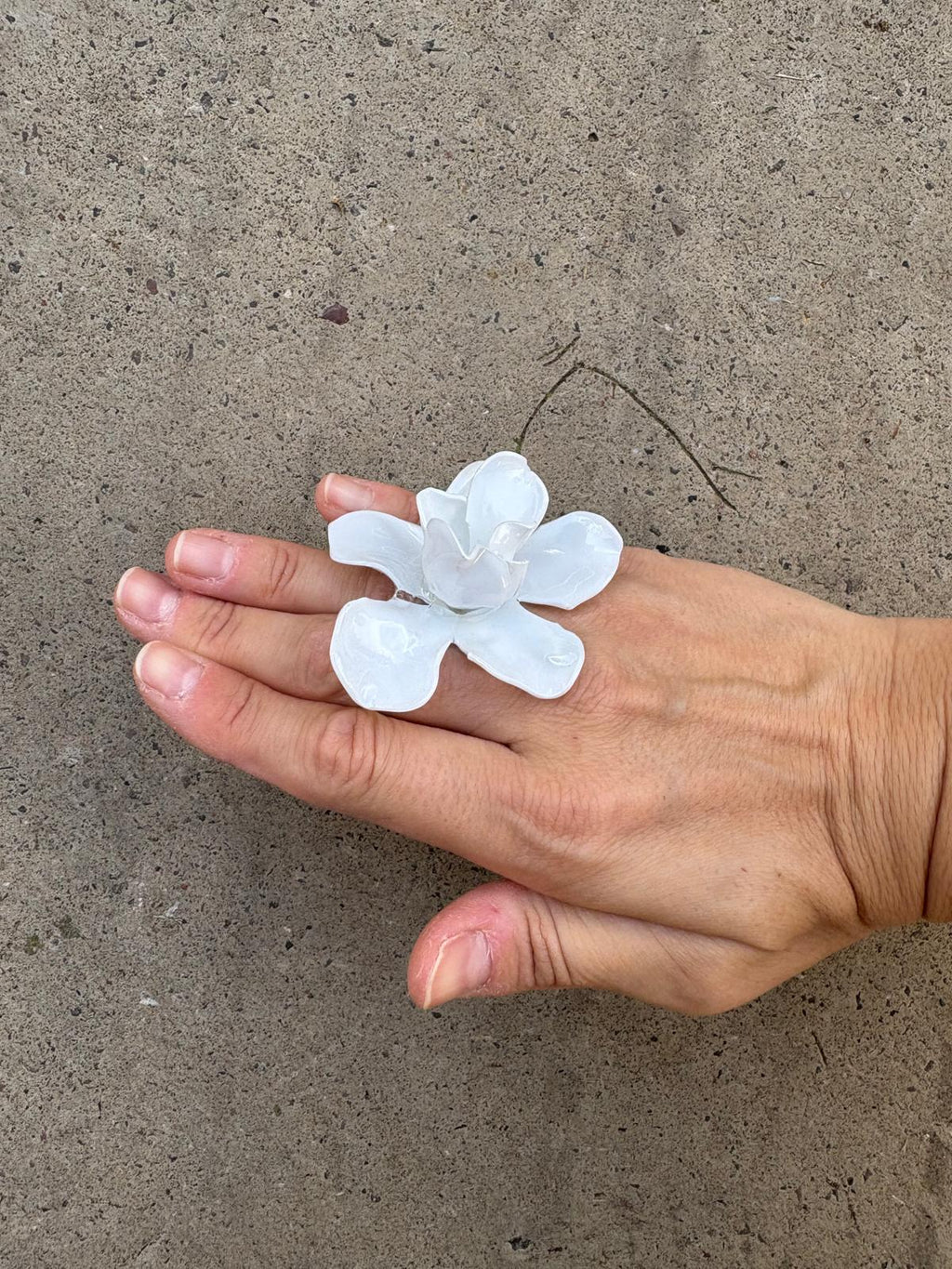 Anillo flor blanco