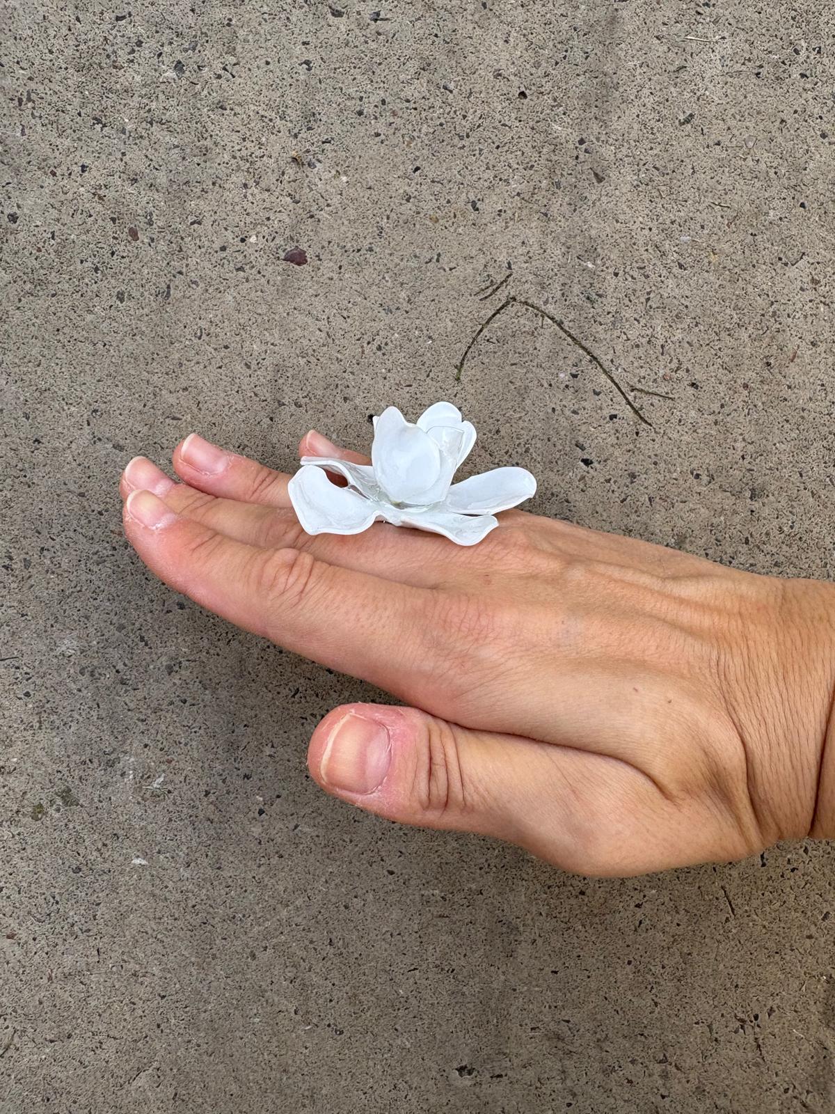 Anillo flor blanco