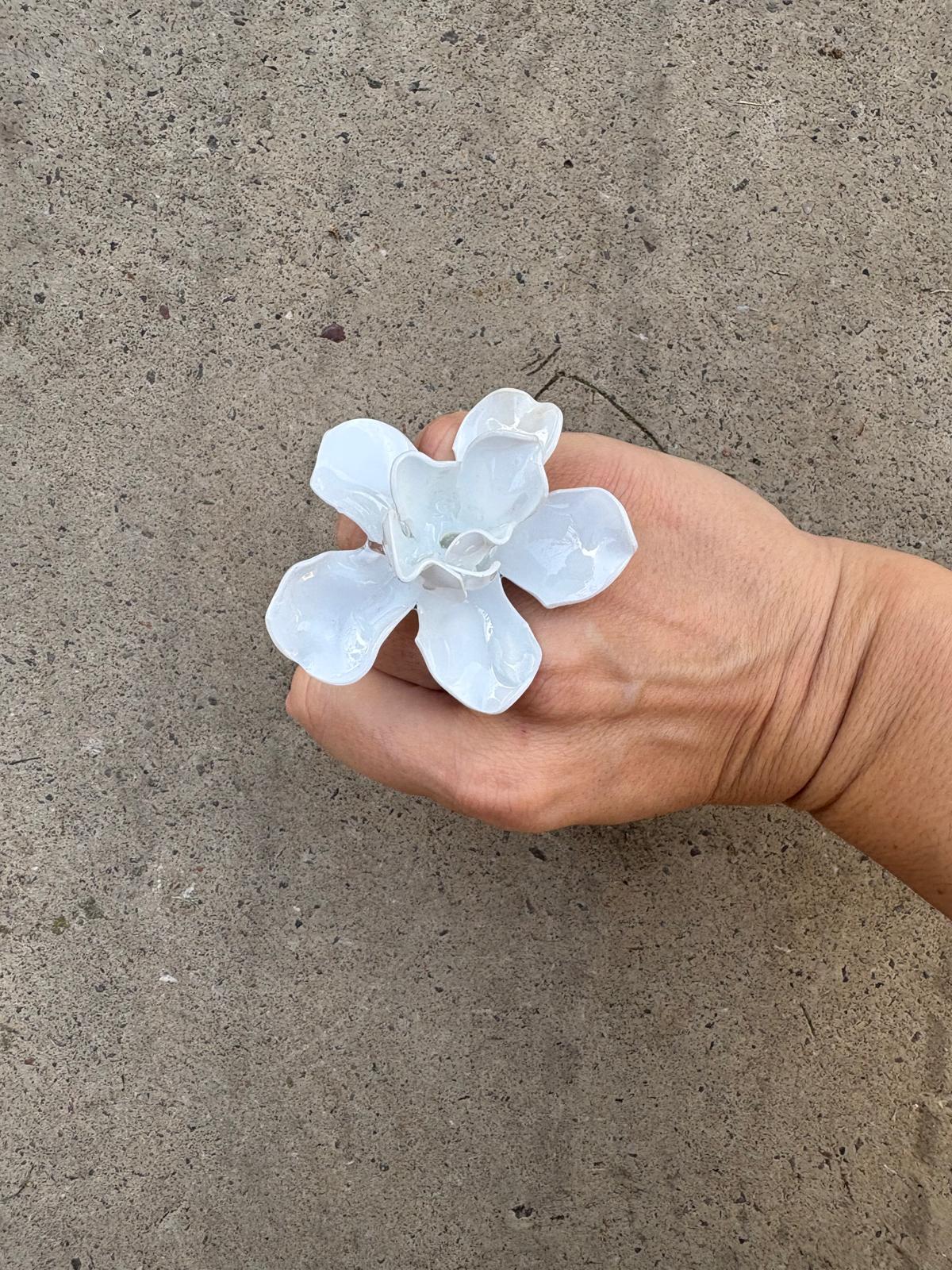 Anillo flor blanco