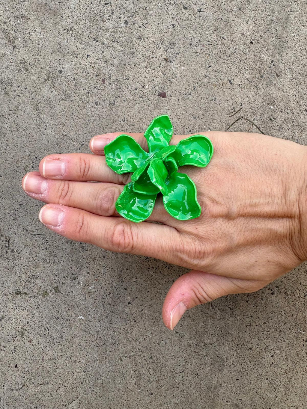 Anillo flor grande verde