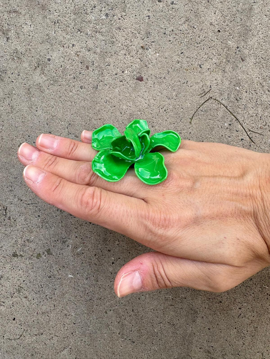 Anillo flor grande verde