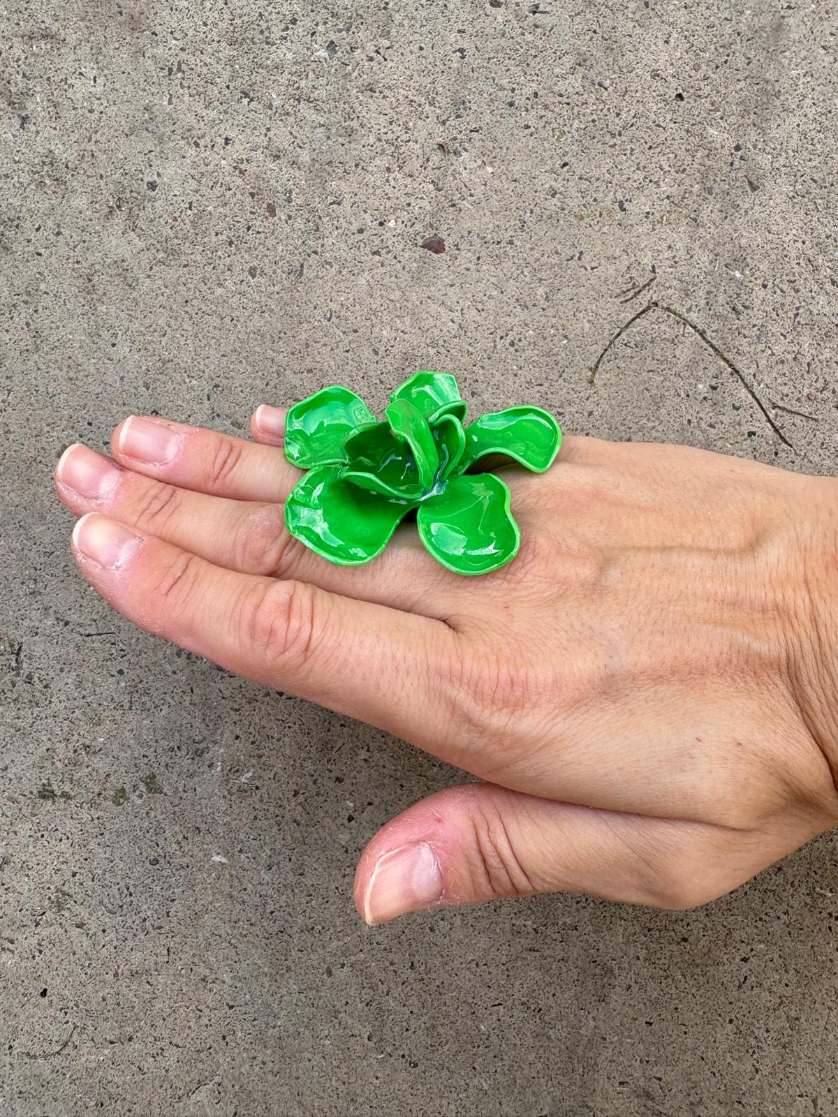 Anillo flor grande verde