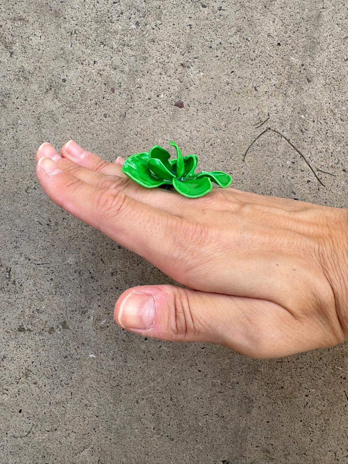 Anillo flor grande verde