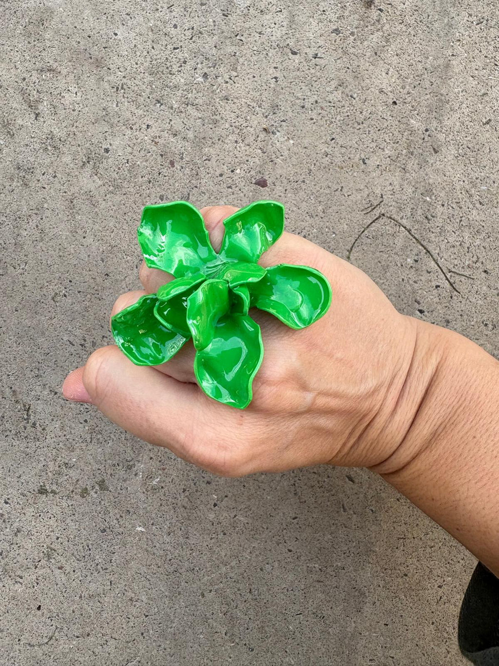 Anillo flor grande verde