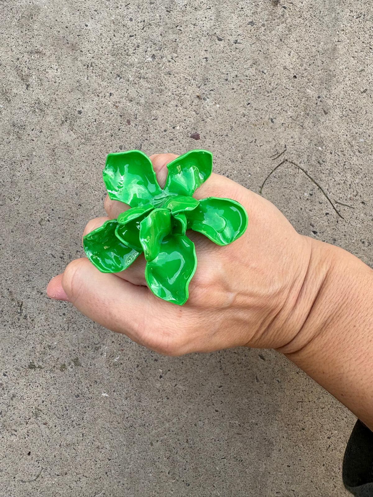 Anillo flor grande verde