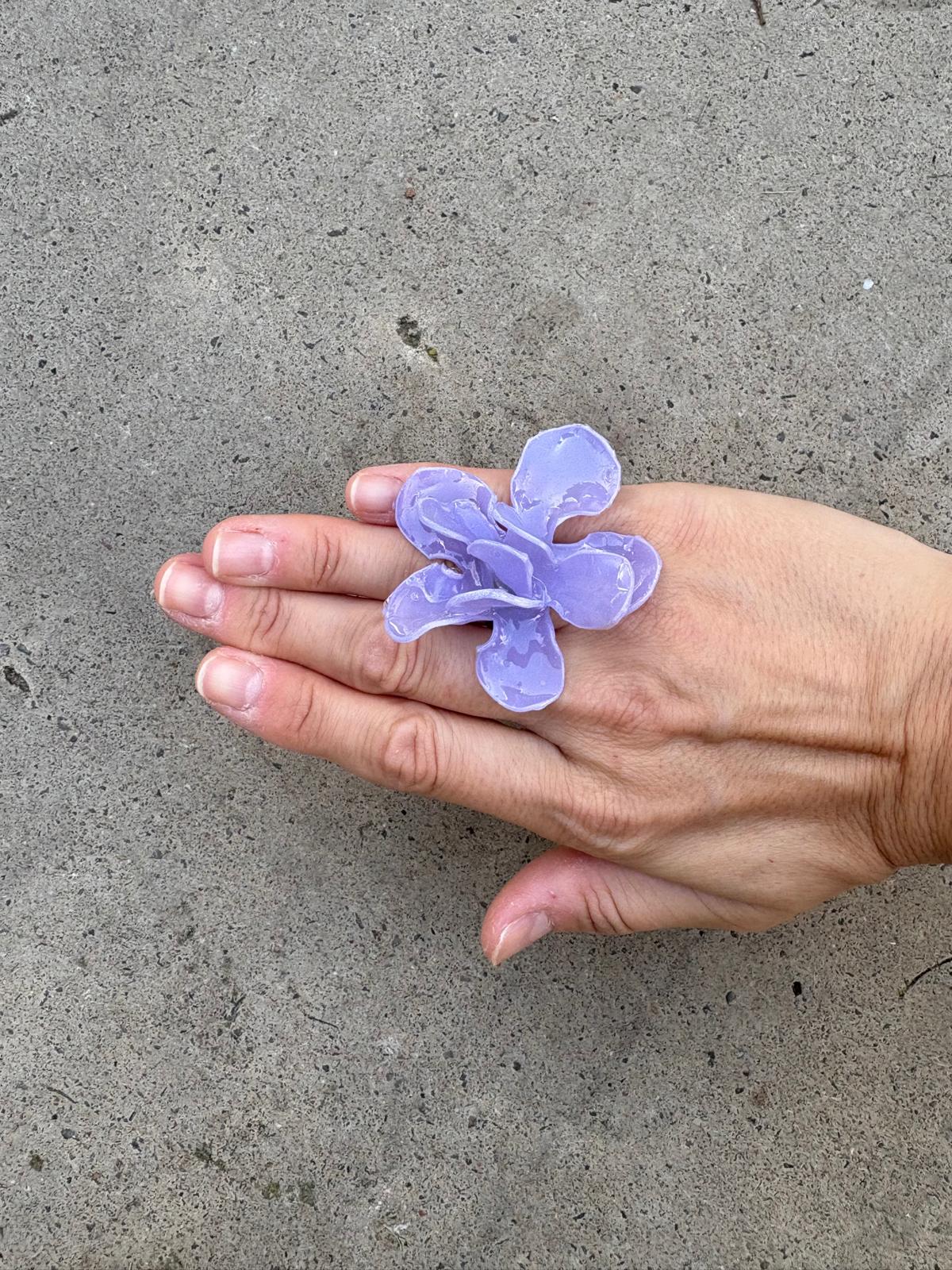 Anillo flor lila