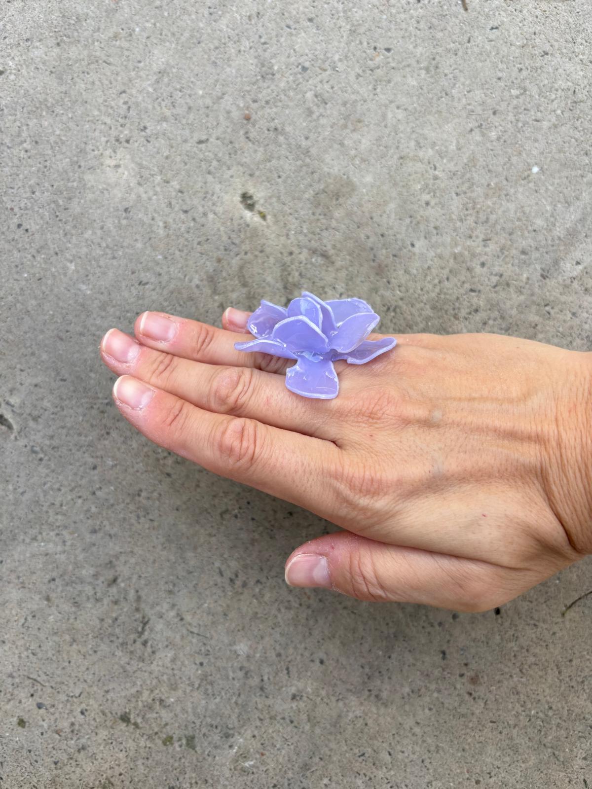 Anillo flor lila