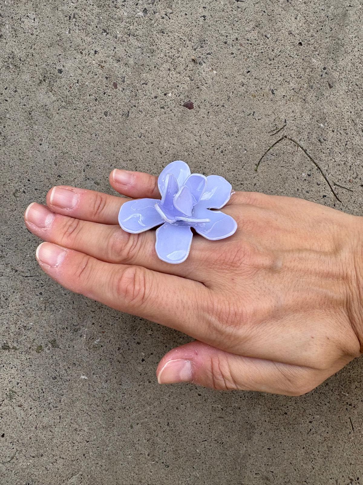 Anillo flor lila opaco