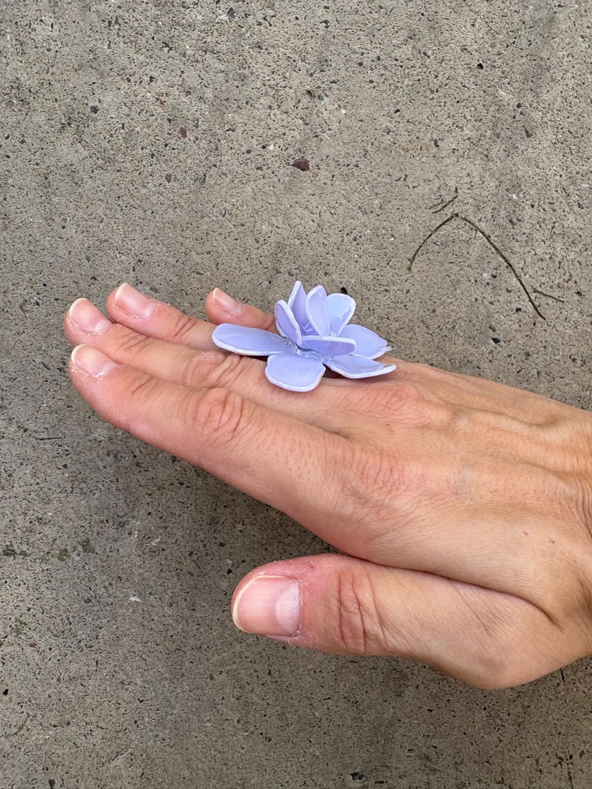 Anillo flor lila opaco