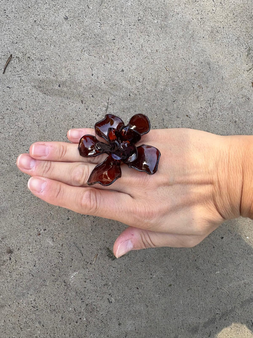 Anillo flor marrón