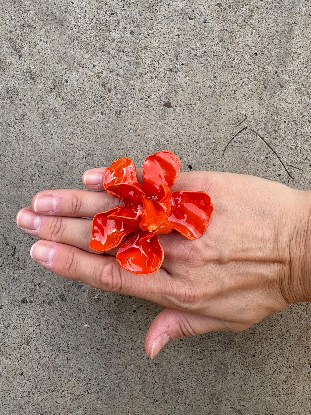 Anillo flor naranja opaco