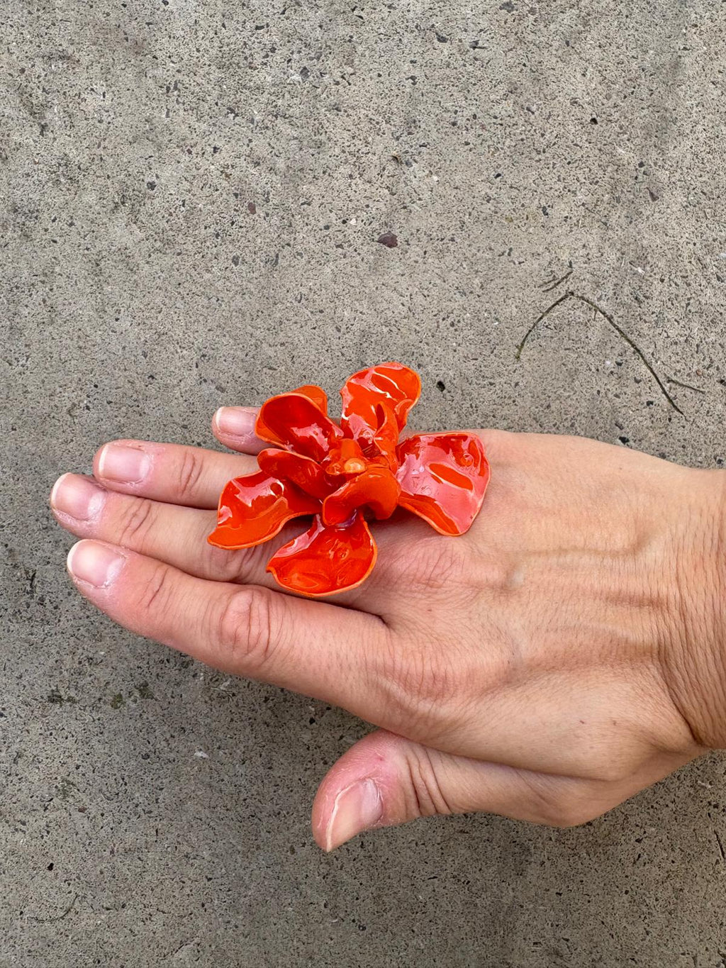 Anillo flor naranja opaco