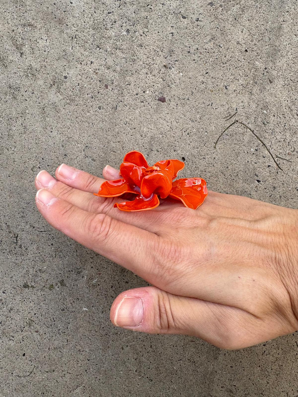 Anillo flor naranja opaco