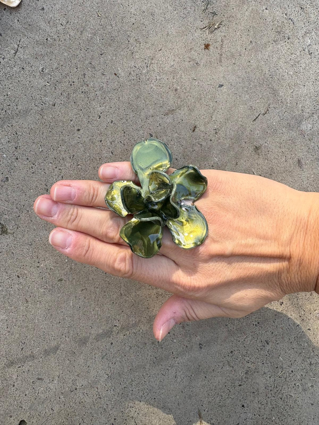 Anillo flor verde nacarada