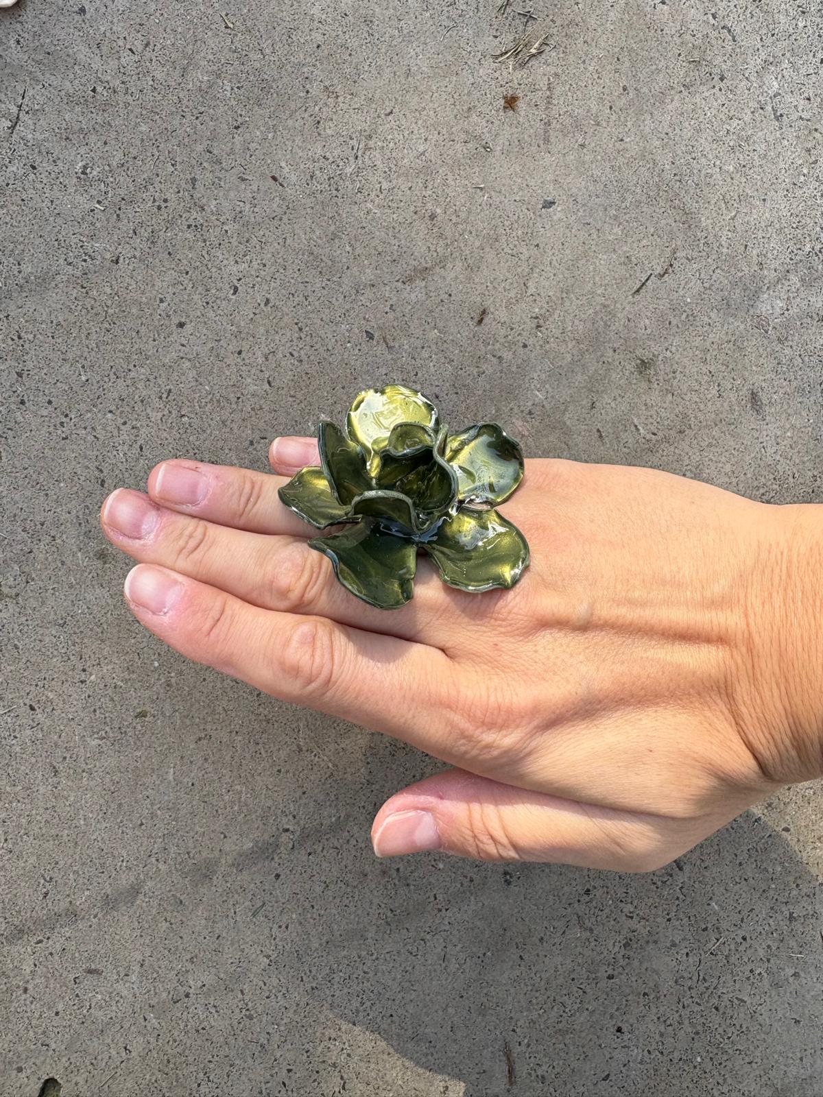 Anillo flor verde nacarada
