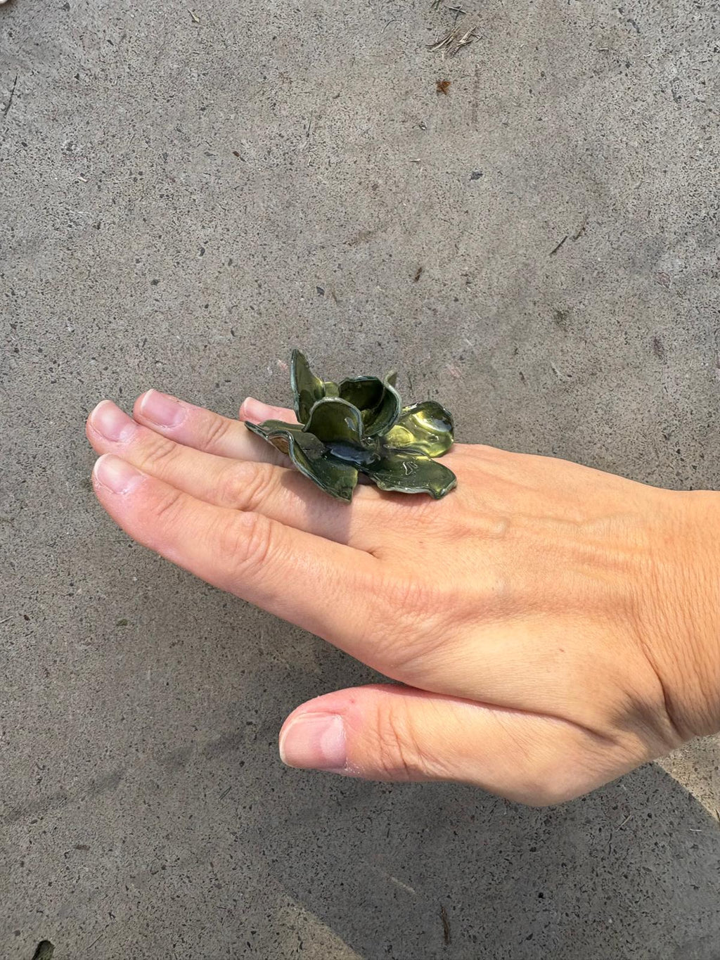 Anillo flor verde nacarada