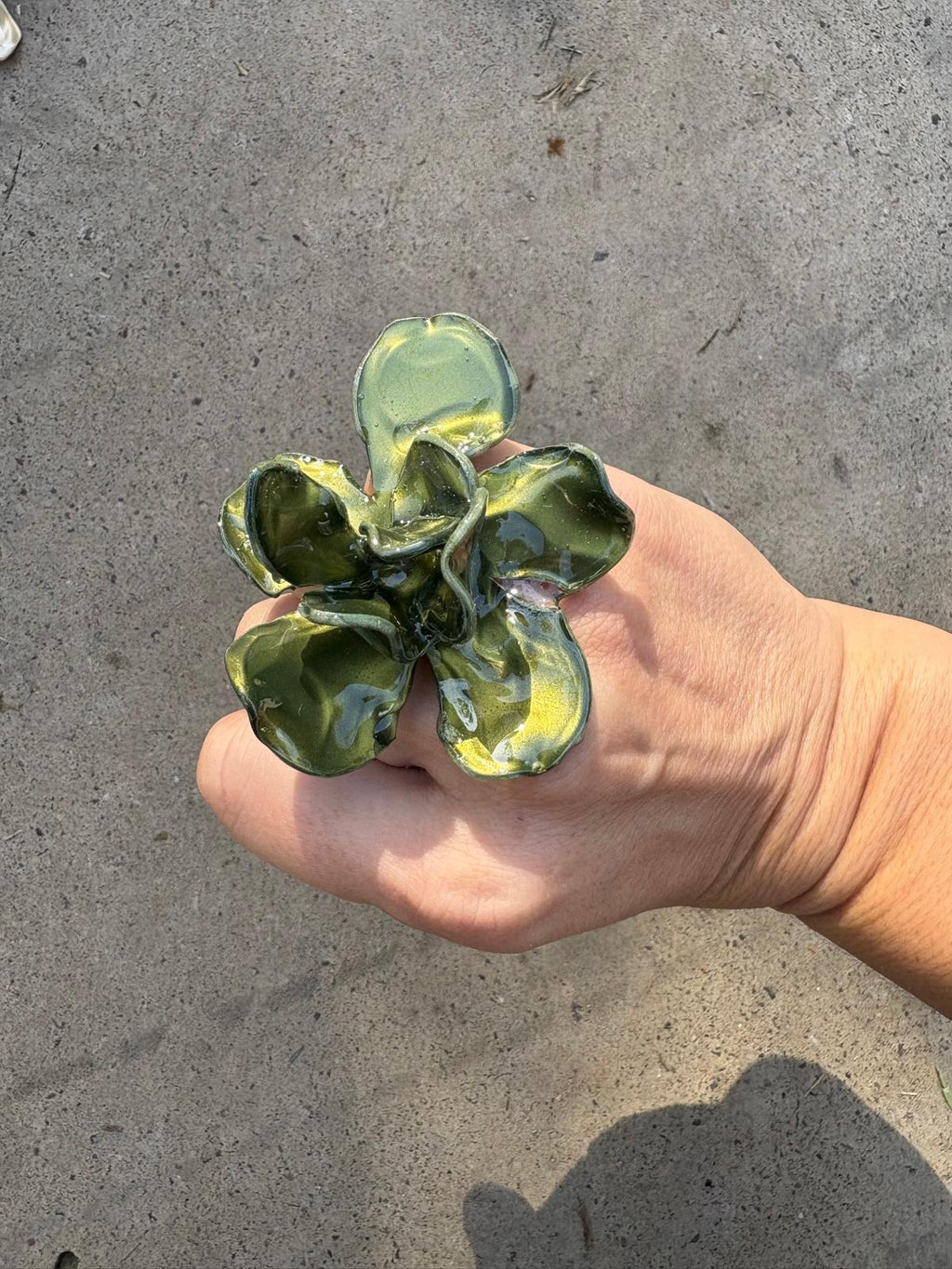 Anillo flor verde nacarada