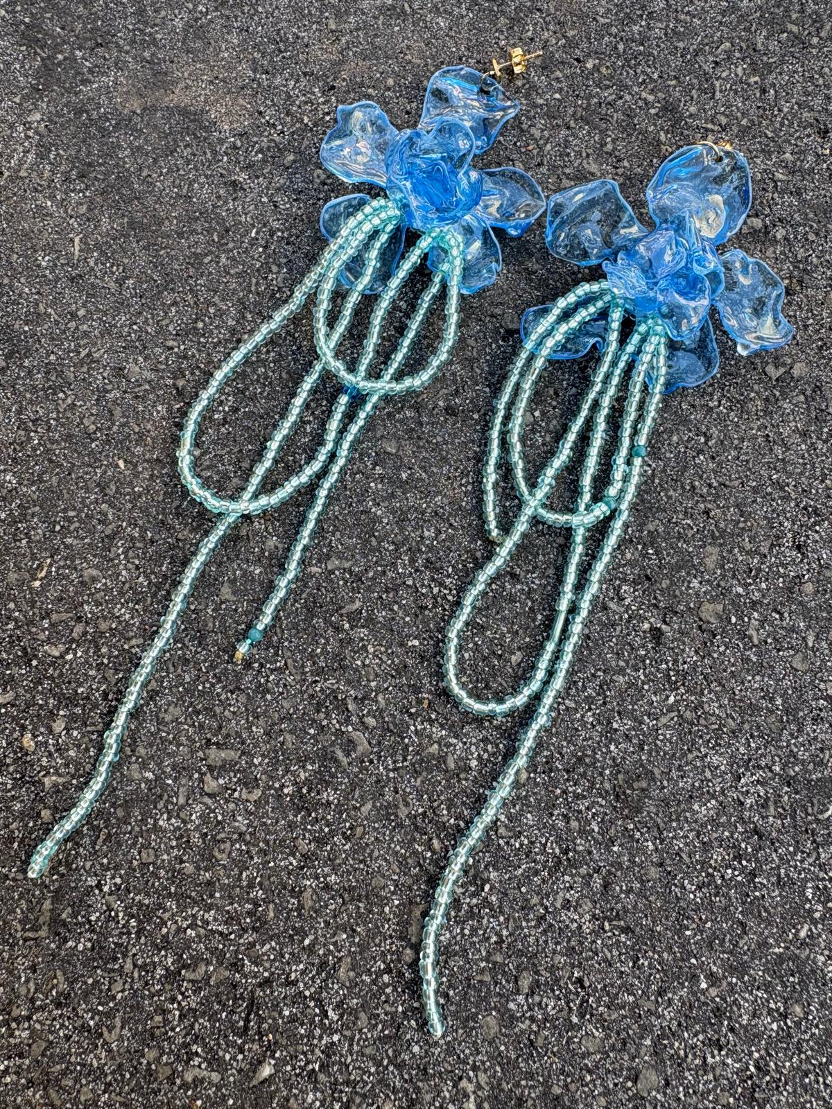 Pendiente flor azul clarito