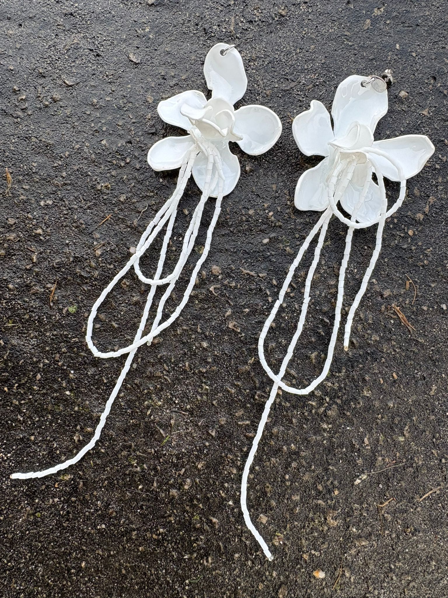 Pendientes flor blanca con tira de cuentas