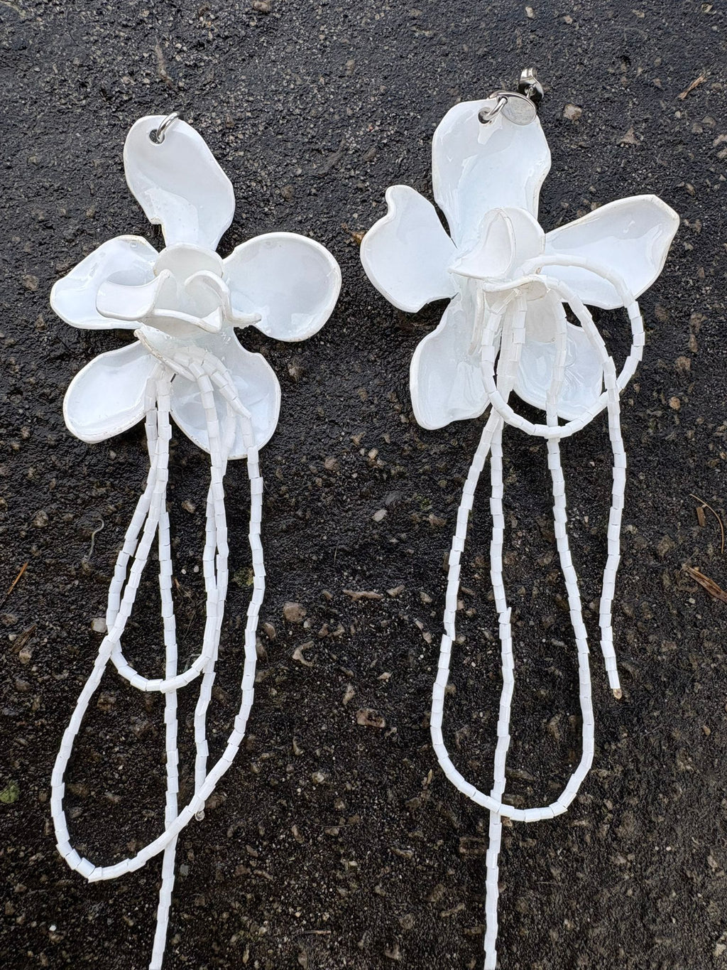 Pendientes flor blanca con tira de cuentas