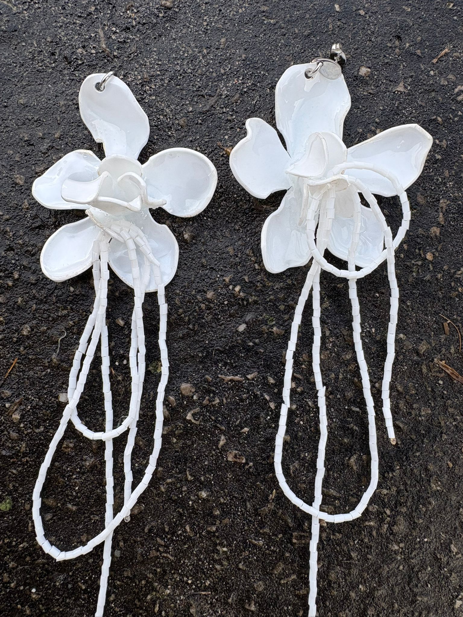 Pendientes flor blanca con tira de cuentas
