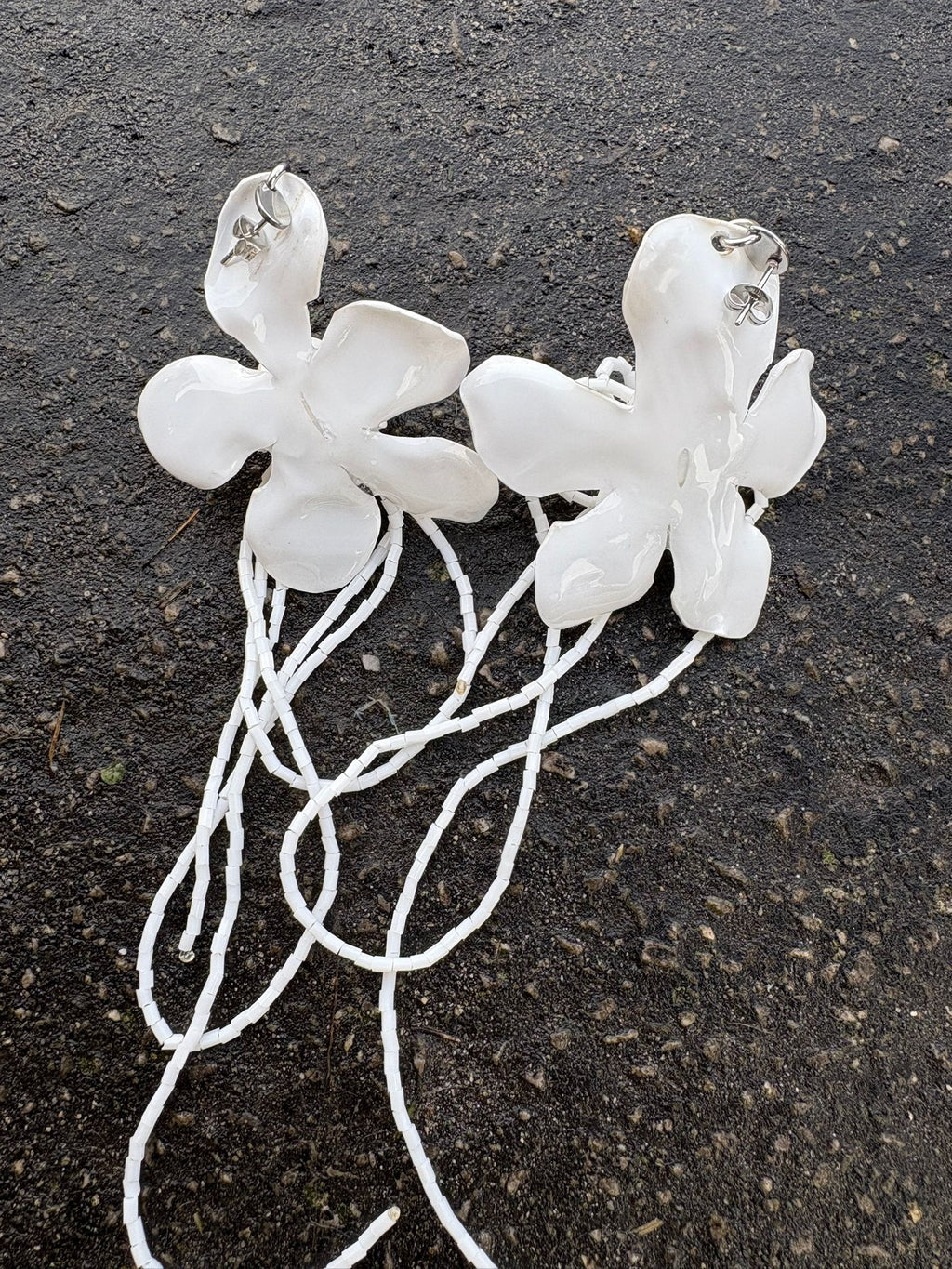 Pendientes flor blanca con tira de cuentas