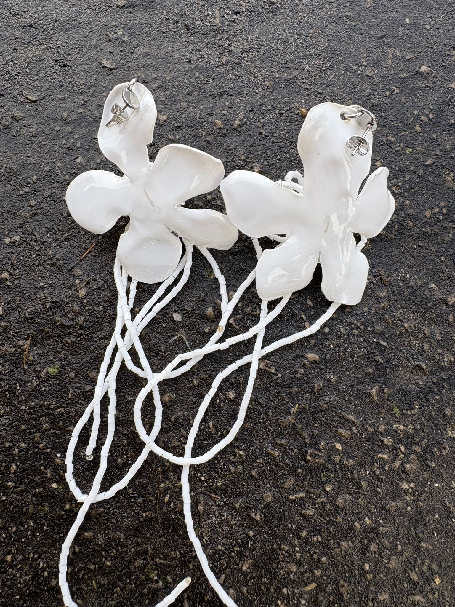 Pendientes flor blanca con tira de cuentas