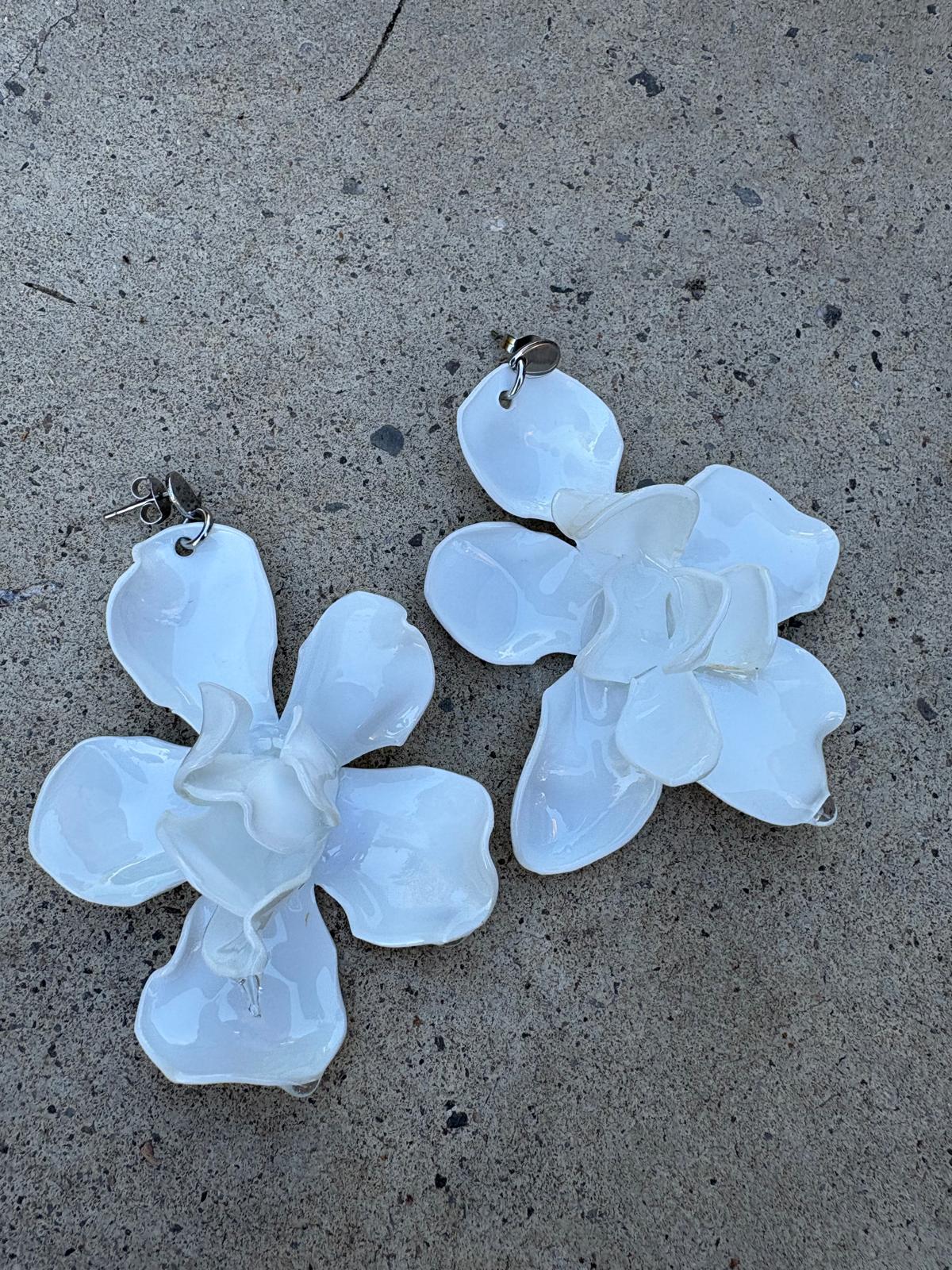 Pendientes flor grande blanco