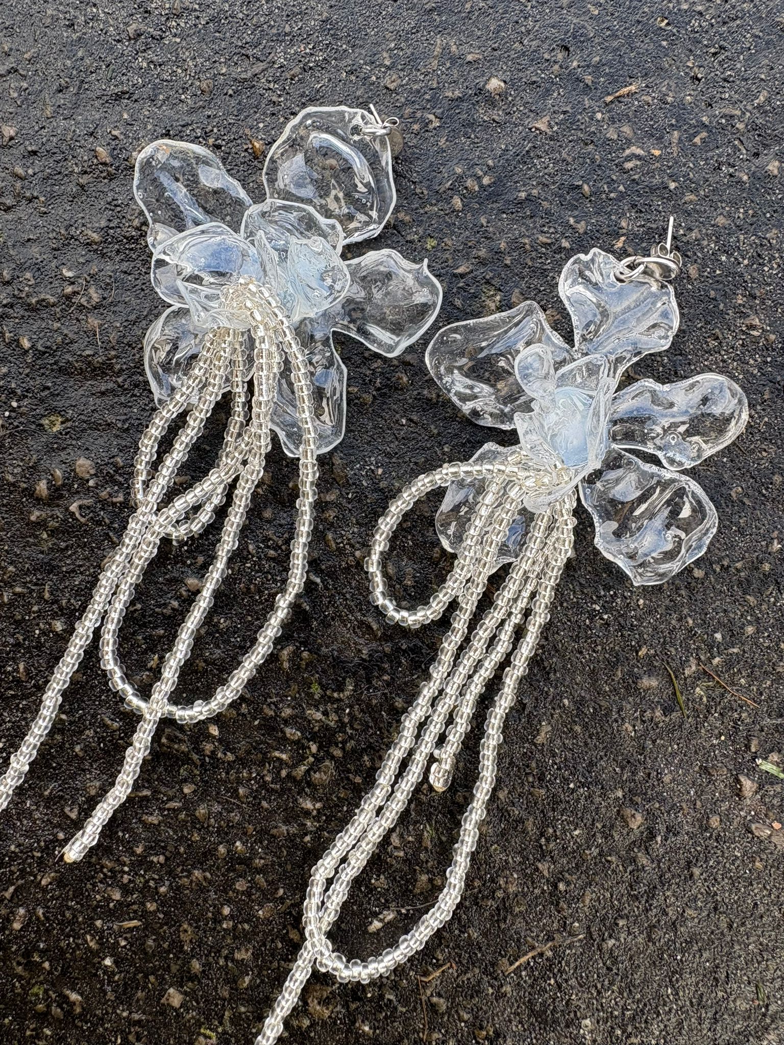 Pendientes flor transparente con tira de cuentas