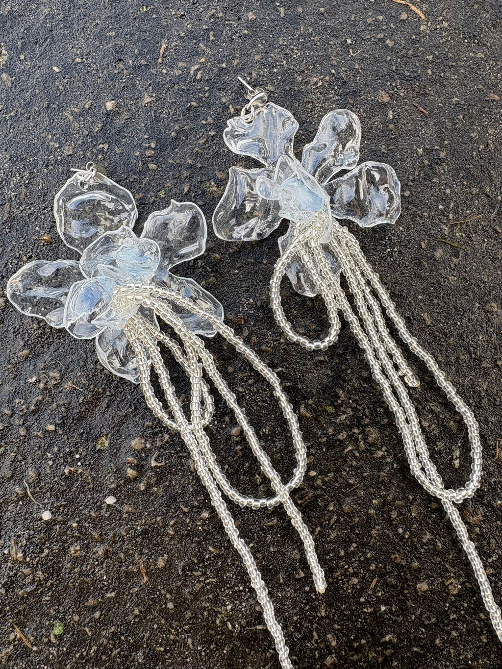 Pendientes flor transparente con tira de cuentas