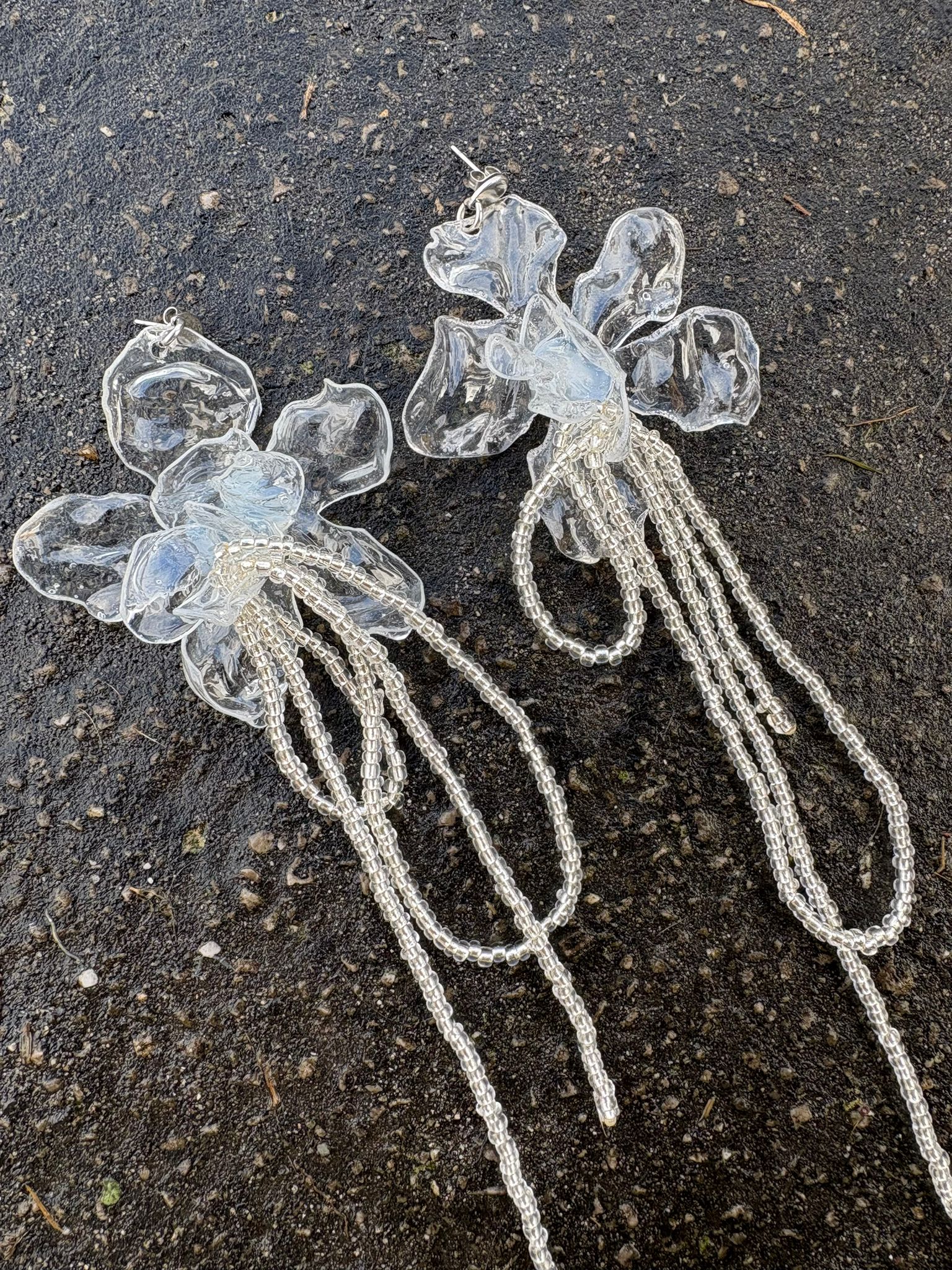 Pendientes flor transparente con tira de cuentas