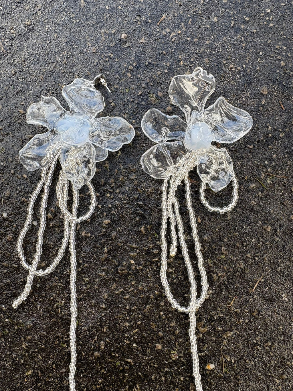 Pendientes flor transparente con tira de cuentas