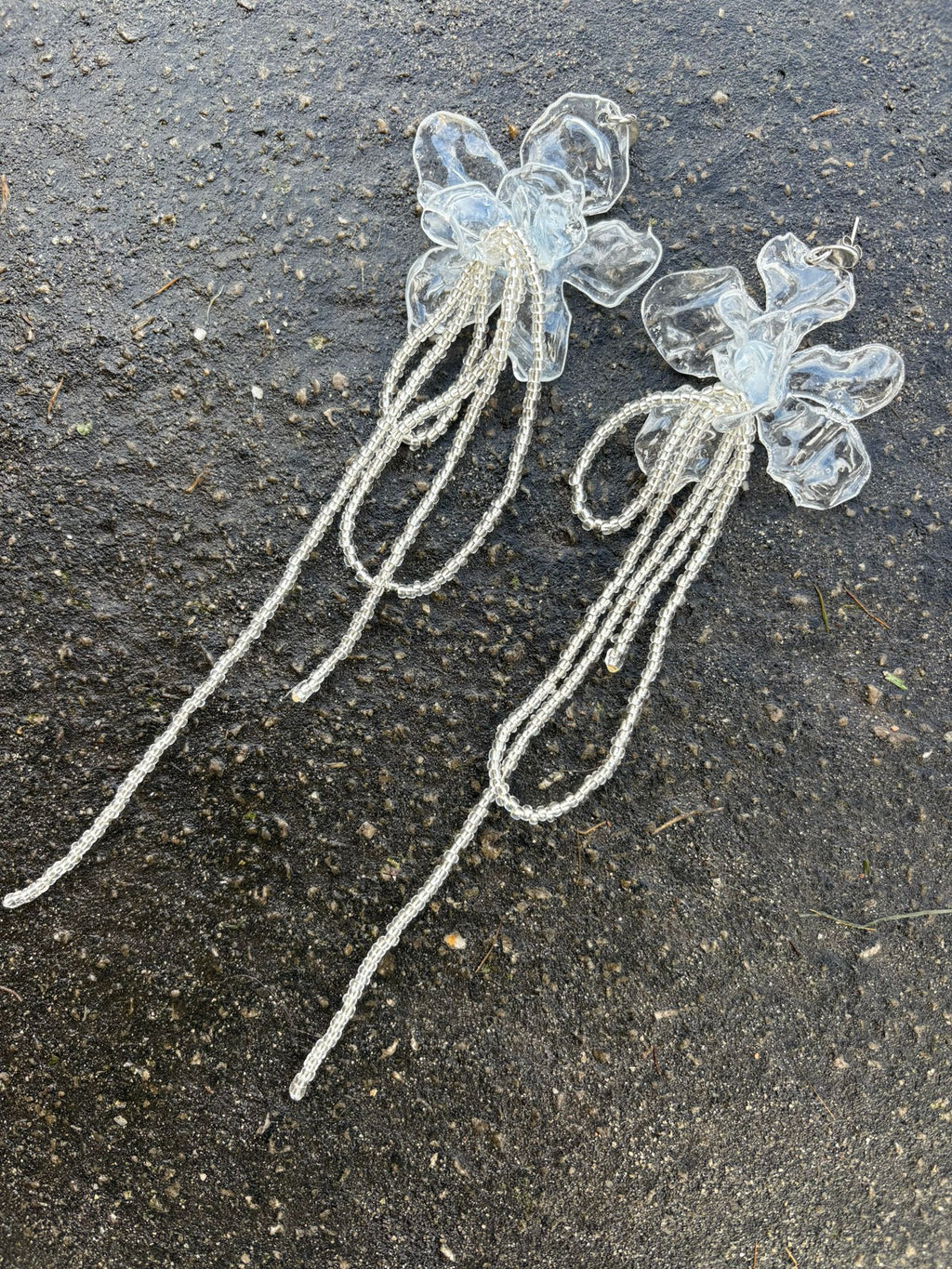 Pendientes flor transparente con tira de cuentas