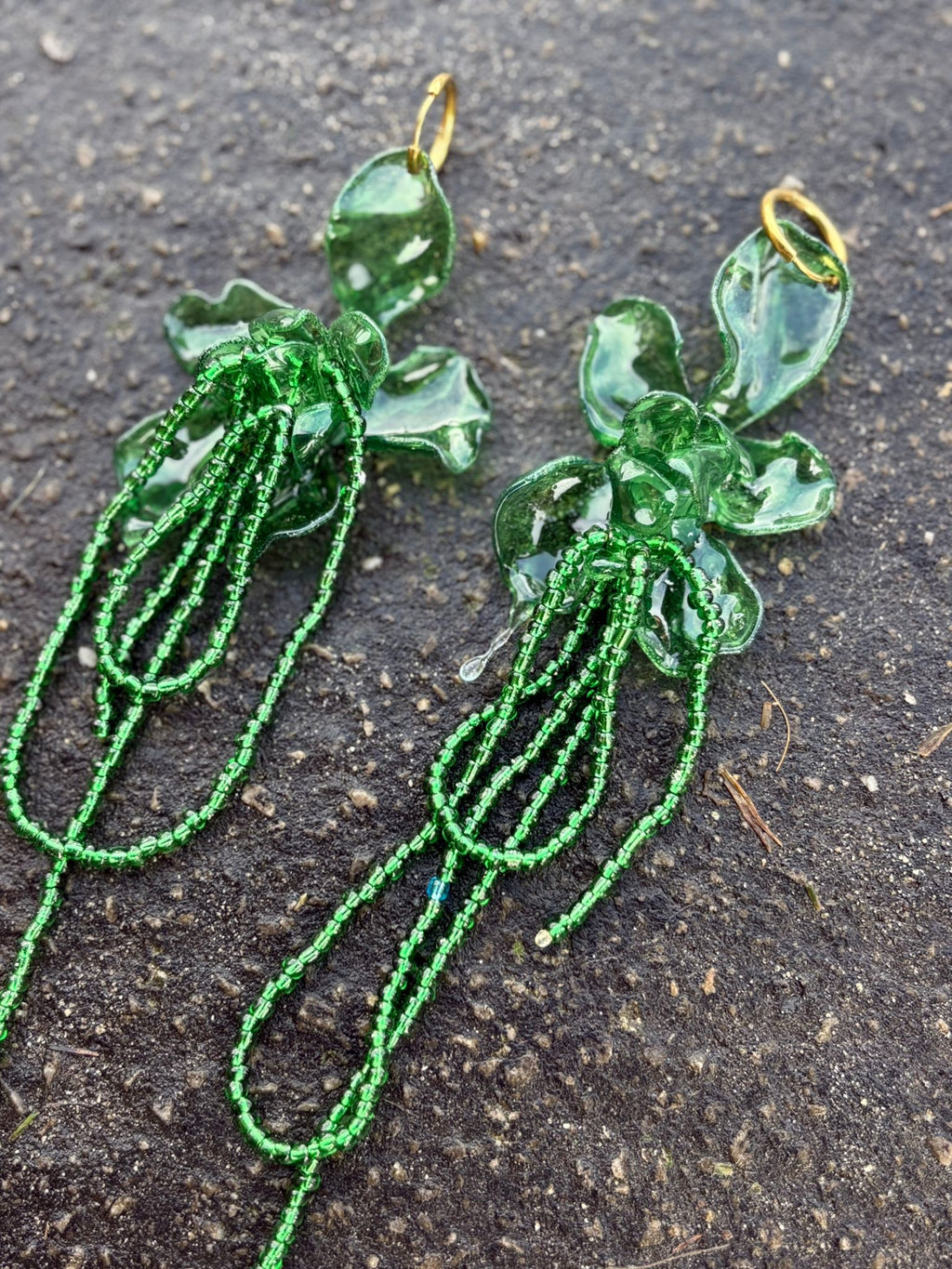 Pendientes flor verde oscura con tira de cuentas