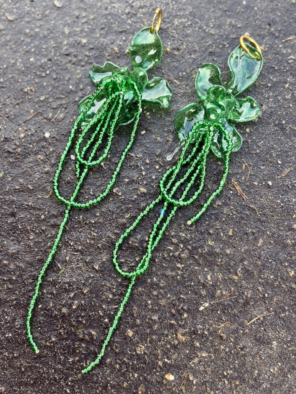 Pendientes flor verde oscura con tira de cuentas