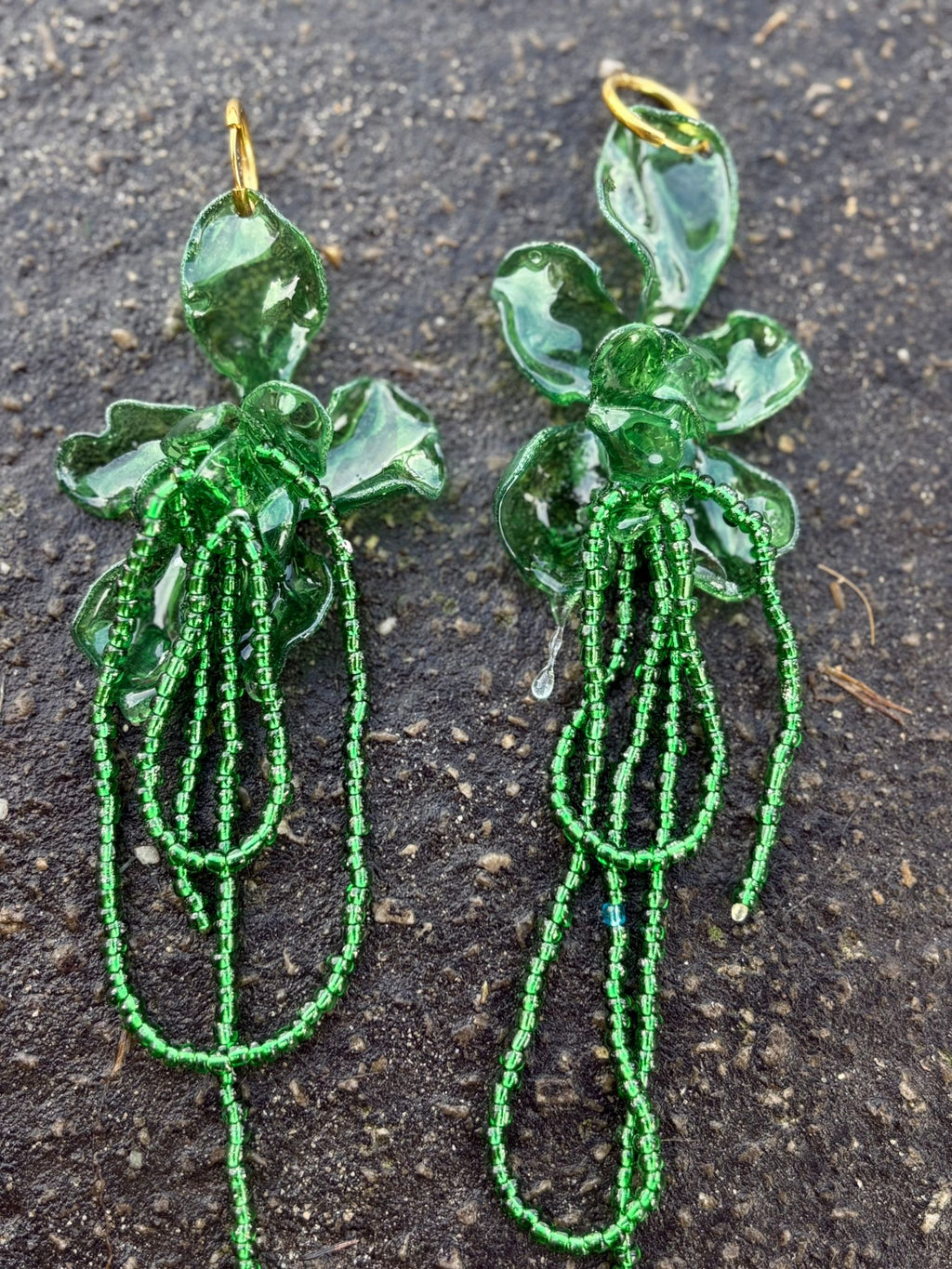 Pendientes flor verde oscura con tira de cuentas