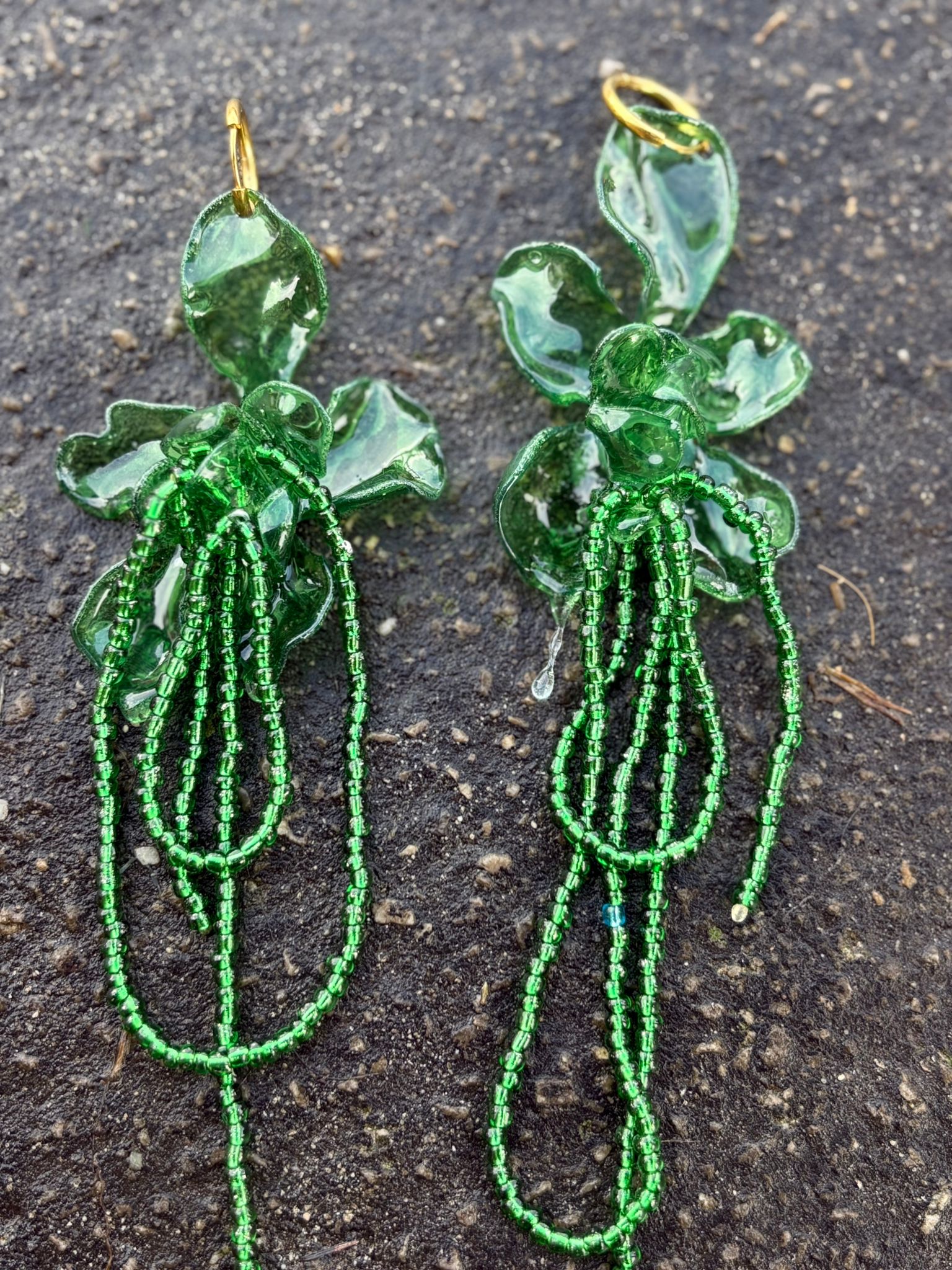 Pendientes flor verde oscura con tira de cuentas