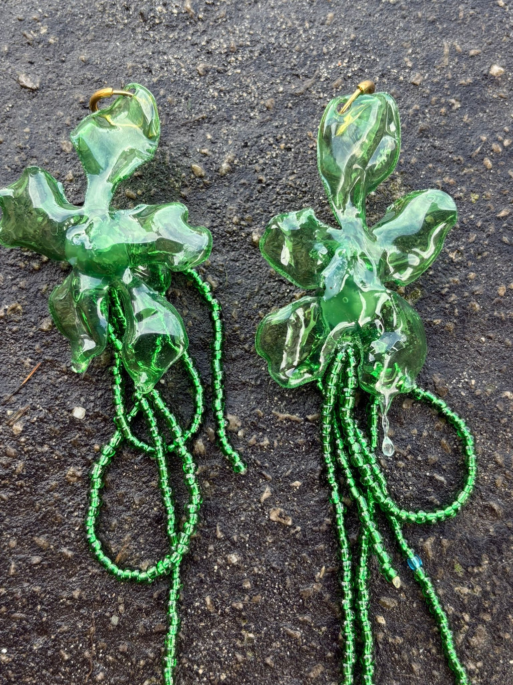 Pendientes flor verde oscura con tira de cuentas