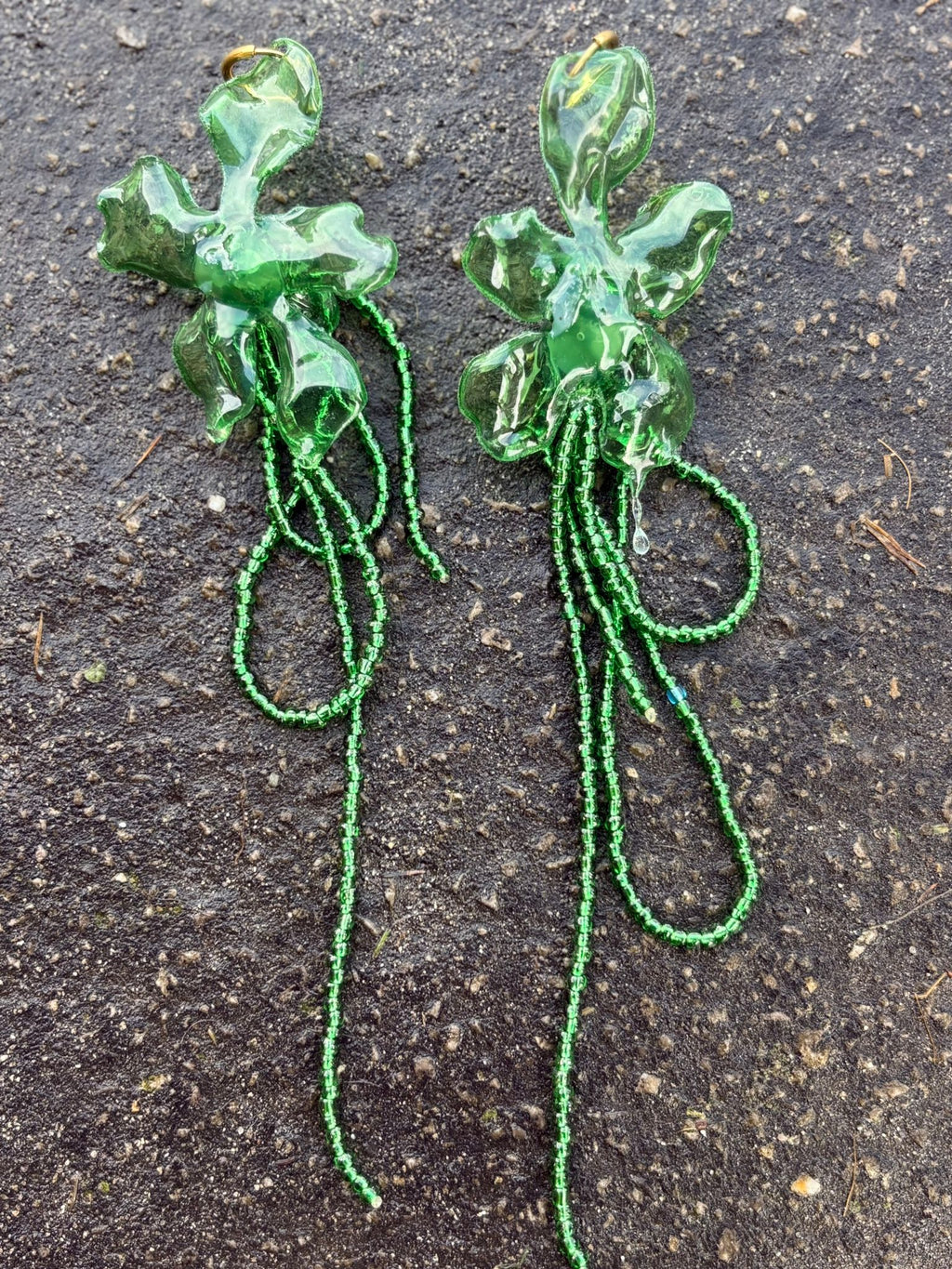 Pendientes flor verde oscura con tira de cuentas