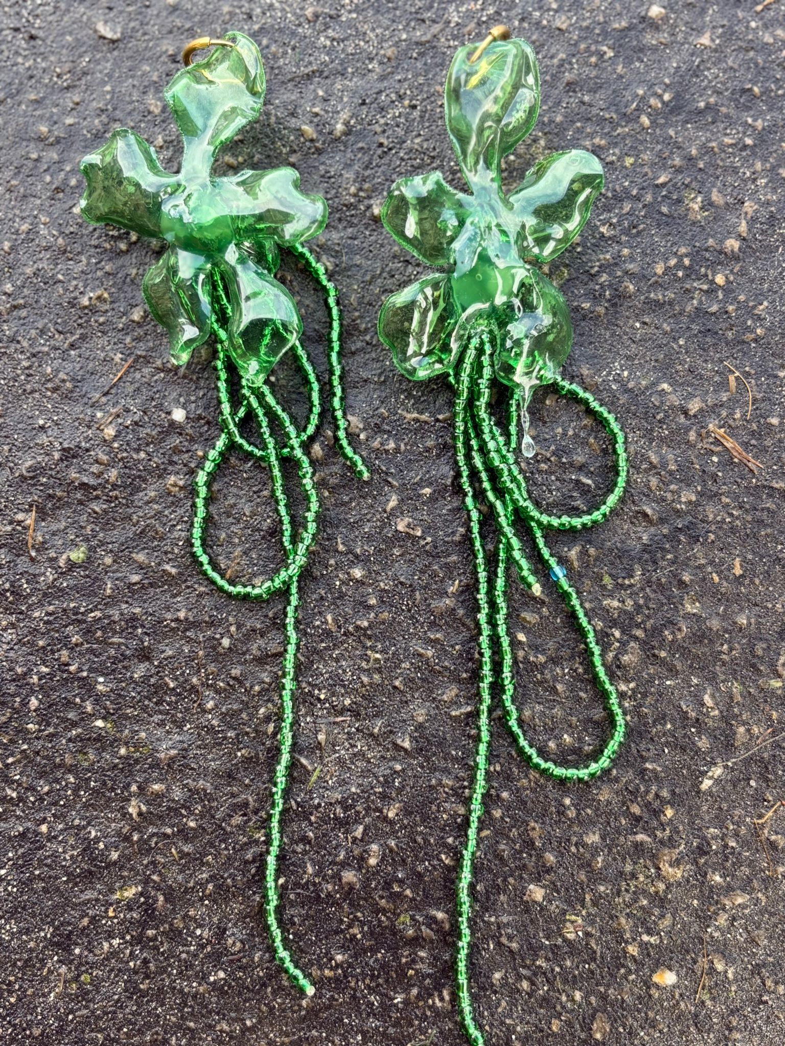 Pendientes flor verde oscura con tira de cuentas